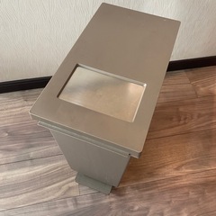 ペダル式ゴミ箱