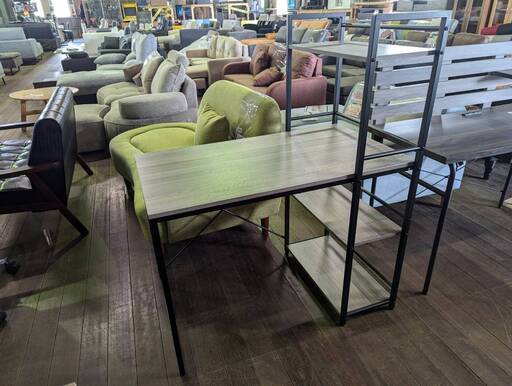 ラック付きデスクです!!!