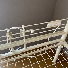 【お話中】シングルベッド 収納棚付きパイプベッドの画像