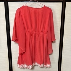 レース模様付きのカットソーの画像