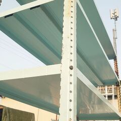 ５段の『スチールラック』が組み立て済みだからうれしい✨◐１２０✕４５✕高さ１８０ ◇状態は画像の通り 見て触って納得しての購入！ 😃岡崎市本宿町の店舗 他にも膨大なスチールラックや脚立 道具類有り✨の画像