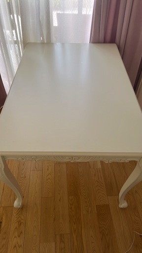 白いダイニングテーブル