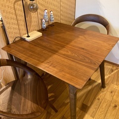 ダイニングテーブルの画像