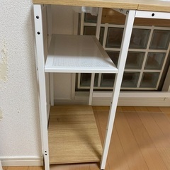 机とオフィスチェアの画像