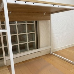 机とオフィスチェアの画像