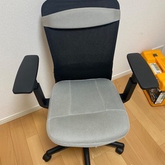 机とオフィスチェアの画像