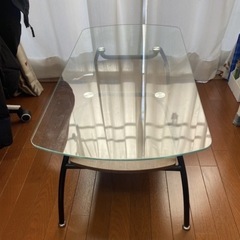 ニトリのガラステーブル
