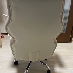 ホワイト ゲーミングチェア リクライニング機能付きの画像