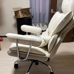 ホワイト ゲーミングチェア リクライニング機能付きの画像
