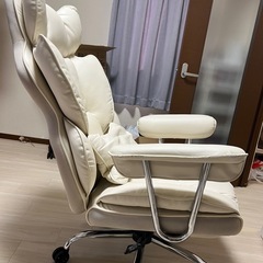 ホワイト ゲーミングチェア リクライニング機能付きの画像