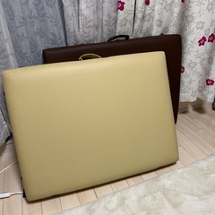折りたたみマッサージベッド２つ