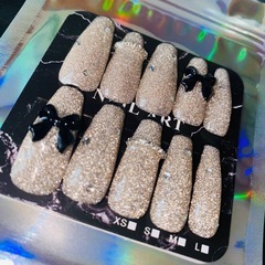 フラッシュゴールドリボン・ストーンネイルチップの画像