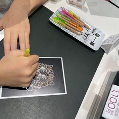 【 #虹色ぬりえ #謎の体験 #近鉄百貨店橿原店 】6階やぎもくひろば！第1、第3日曜日に営業時間内。駅チカすぎる便利な場所で「当店イチオシ虹色ぬりえ販売お試し＆街角ぬりえ教室！街角パソコンやっています」の画像