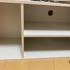 電子レンジ、炊飯器、机、棚、ござの画像