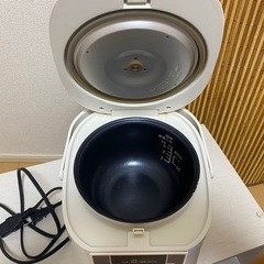 電子レンジ、炊飯器、机、棚、ござの画像