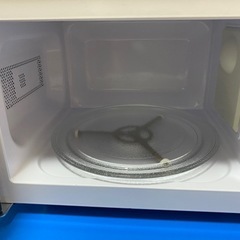 電子レンジ、炊飯器、机、棚、ござの画像