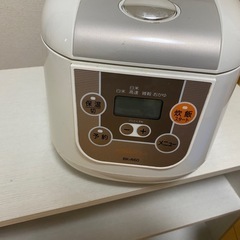 電子レンジ、炊飯器、机、棚、ござの画像