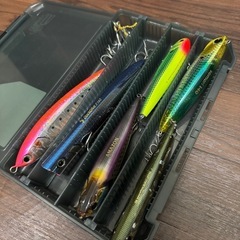 ルアー6個とケースセット。フック3個のおまけ付き