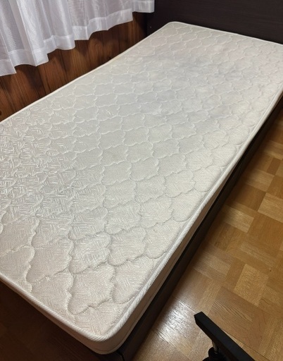 状態の良いシングルベッド。（引き出し付きマットレス）