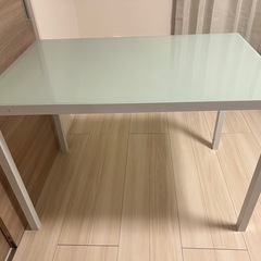 ガラスのダイニングテーブル