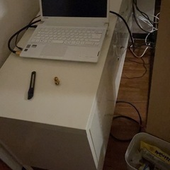 白いスチールの棚　テレビ台