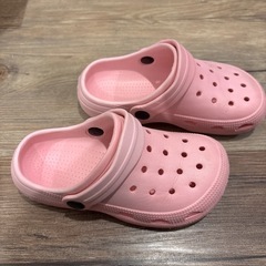 ジュニアシートとサンダル17cmの画像