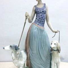 美品です　大型リャドロ　二匹の犬と婦人　専用箱あり。