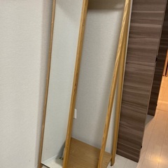 ハンガー付きスタンドミラー　500円