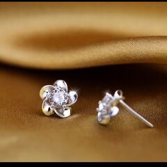 ≒▼▼j→→→m43-4/シルバー925刻印/ブリリアントフラワーピアスＷＨ　C＊Bの画像