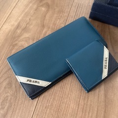 PRADA 青 レザー長財布及びコインケースセットの画像