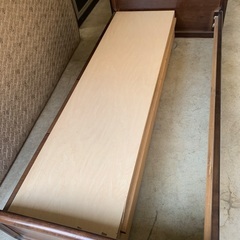 木製シングルベッドの画像