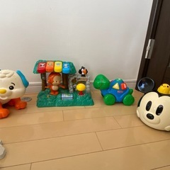 音のなる、動くベビーおもちゃ