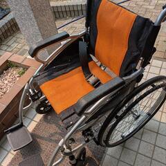 自走式の車椅子(介助者用ブレーキ付き)