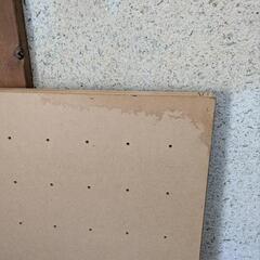 標準サイズのベビーベッド、マットレス、布団、パッドシーツ付きの画像