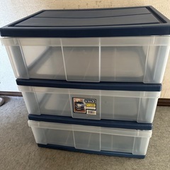 3段衣装ケースお話中