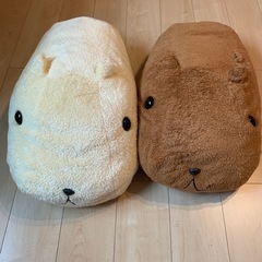 カピバラさん&ホワイトさん 
ぬいぐるみ大 直径約60cm