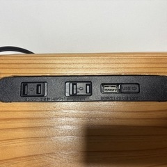 コンセント・USBポート付きテーブルの画像
