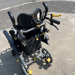 ティルト&リクライニング車椅子の画像