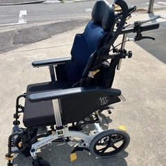 ティルト&リクライニング車椅子の画像