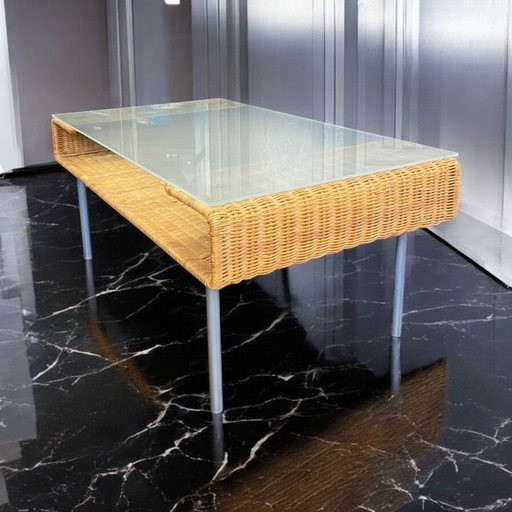 すりガラス天板のラタンのテーブル 50×88×39センチ