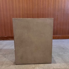 セメント スツール インテリア　の画像