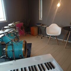 白いグランドピアノ・ドラム設置✨音楽スタジオ/多目的スペース/完全防音室3部屋/カウンターキッチン/動画撮影にも/女性専用WCあり✨音楽教室/杉戸町 - 久喜市