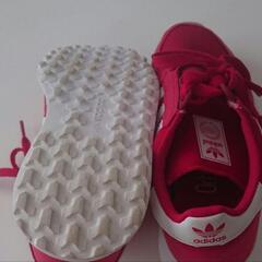 アディダス　赤の可愛いスニーカーの画像