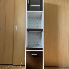コンセント付きキッチン収納棚の画像