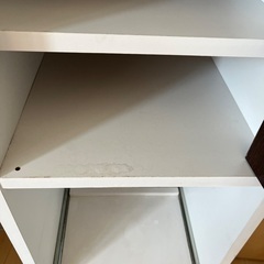 コンセント付きキッチン収納棚の画像