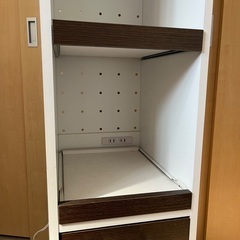 コンセント付きキッチン収納棚の画像