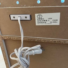 コンセント付きキッチン収納棚の画像