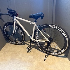 自転車　クロスバイク　チェーンキー・充電式ライト・スマホホルダー・座席クッション付き