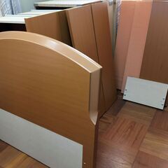 ニトリのシングルベッド(木目調）美品の画像