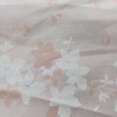 ピンクの柄付きカーテンの画像